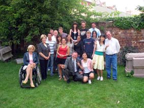 Die Teilnehmer des Internationalen Workcamps im Hof des Frey-Hauses zu Brandenburg an der Havel