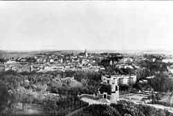 Die Bismarckwarte von der Rückseite her, i m Hintergrund das Panorama der Vorkriegs-Neustadt